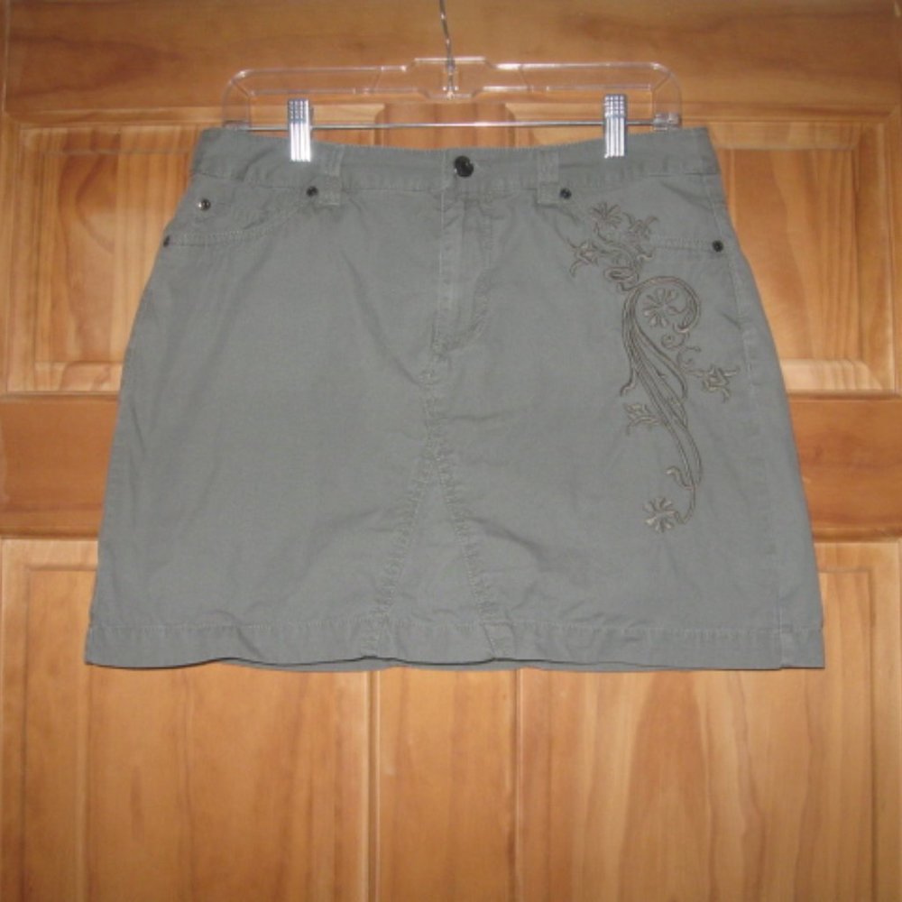Sonoma Life & Style Petite Green Patterned Skort